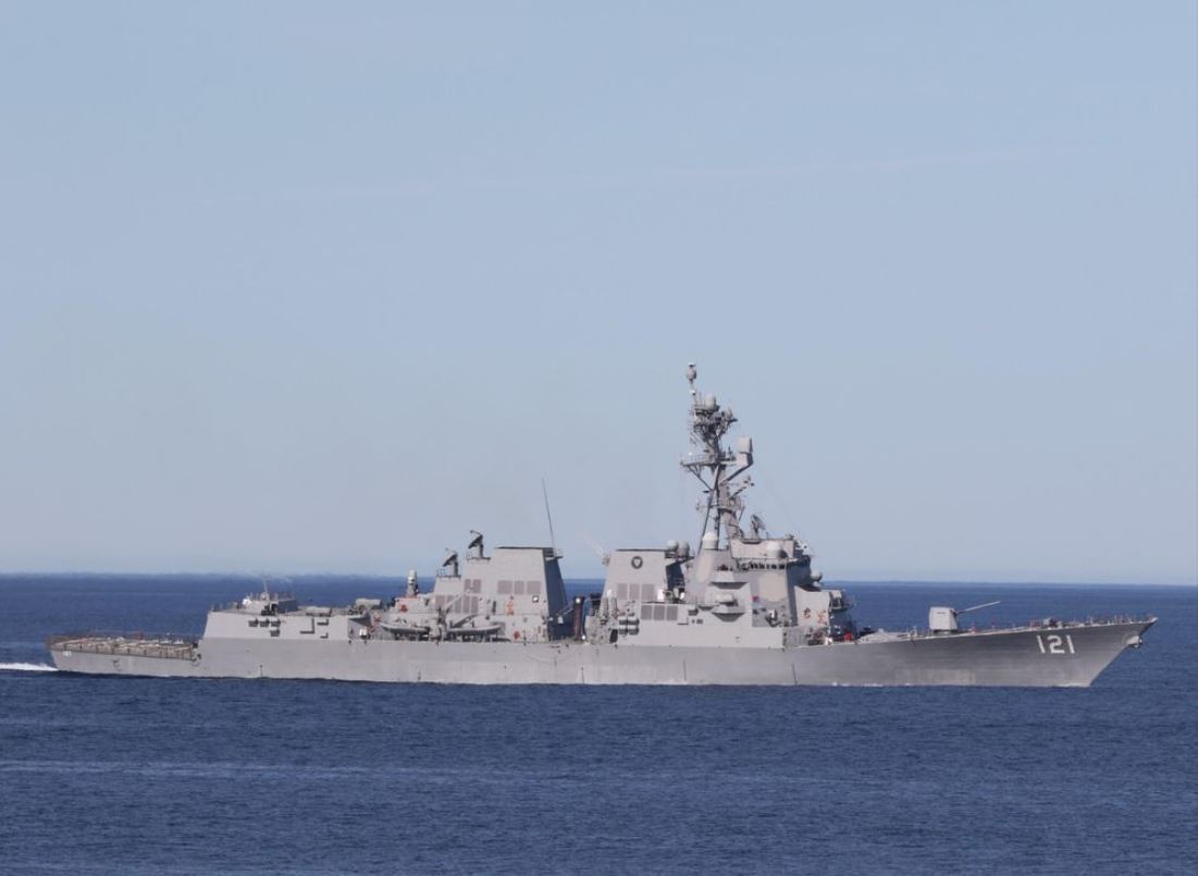 Báo Iran tung video 'tàu Mỹ qua eo biển Hormuz thất bại, suýt bị phá hủy'