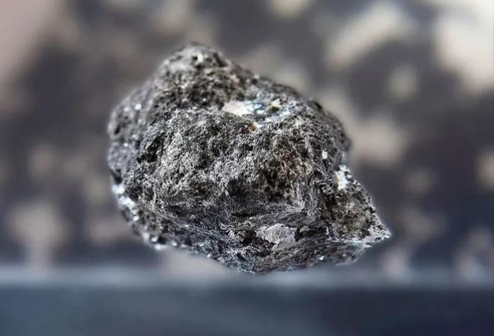 Mở niêm phong sau nửa thế kỷ, mẫu vật từ tàu NASA gây sốc