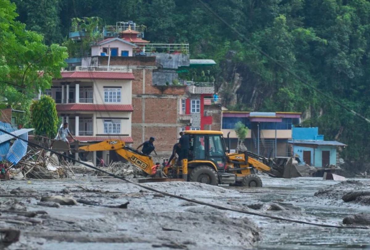 Vụ sạt lở mạnh như động đất, trút khối nước khổng lồ xuống biên giới Nepal