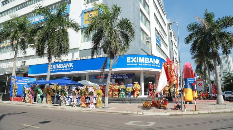 Chuyển khoản từ 500 triệu đồng có thể mất cả ngày, NHNN nói gì?