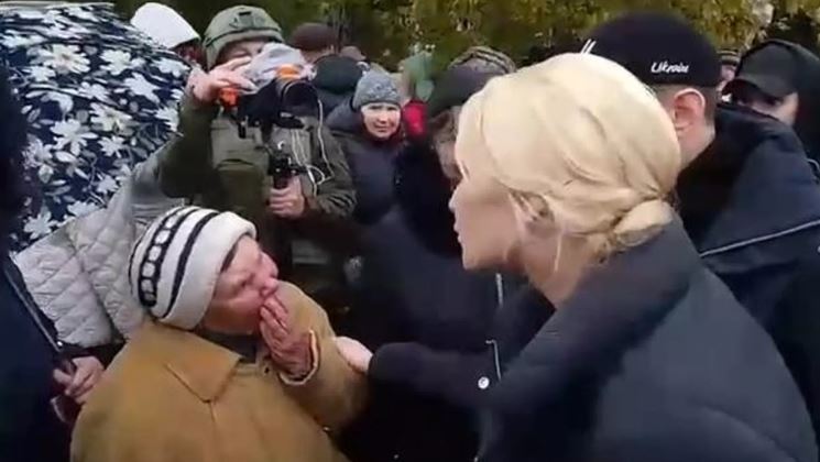 Ủy viên Nhân quyền Nga cùng người đồng cấp Ukraina trao viện trợ nhân đạo cho người dân Aleshki