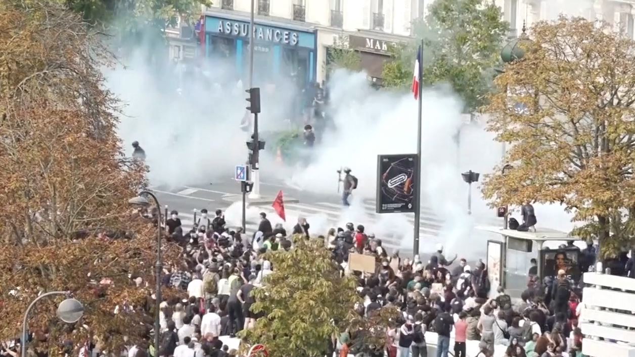 Hàng trăm ngàn học sinh Pháp tiếp tục xuống đường, Tổng thống Macron họp khẩn