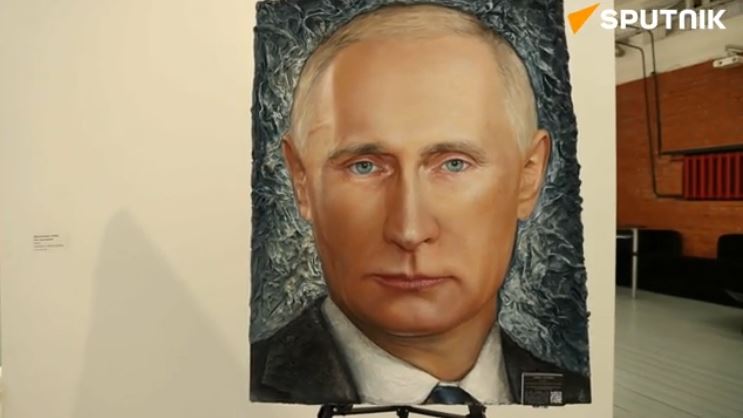 Nữ họa sĩ Nga biến trang phục thành chân dung Tổng thống Putin