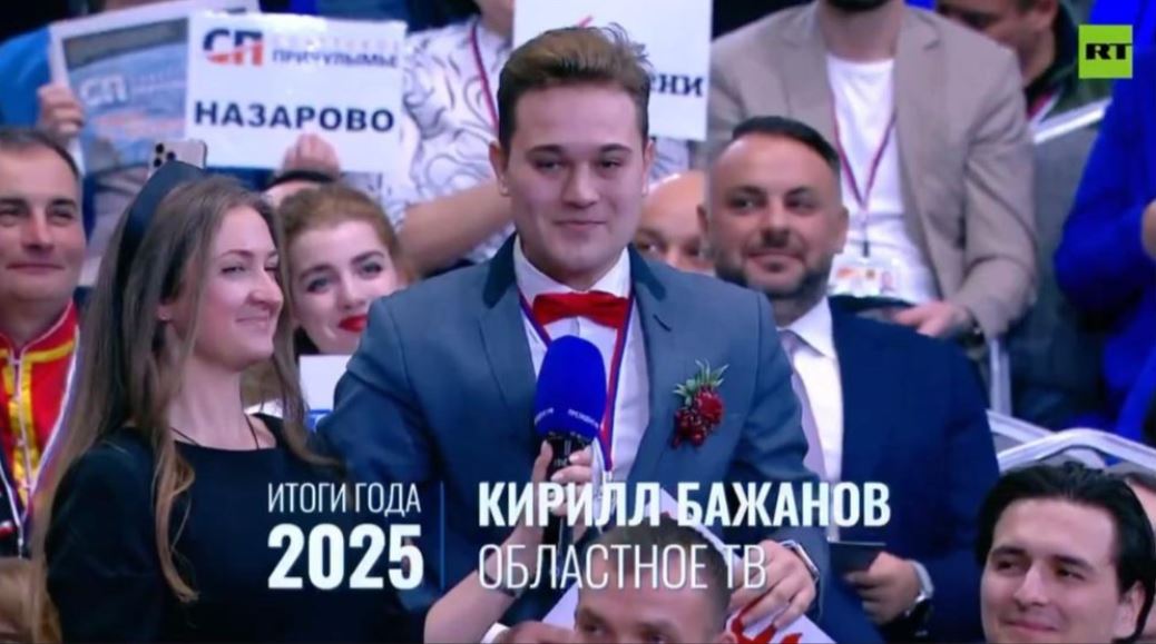 Phóng viên bất ngờ cầu hôn bạn gái giữa cuộc họp báo trên truyền hình của Tổng thống Nga