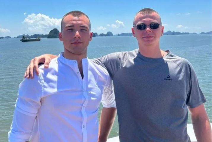 Đoàn quân nhân Nga được chú ý khi du lịch vịnh Hạ Long