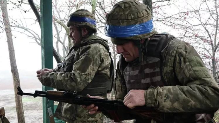 Các tay súng LLVT Ukraina chế tạo, rao bán thùng rác từ ống chứa đạn pháo NATO