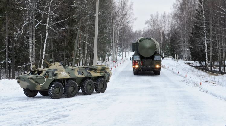 Tên lửa đạn đạo liên lục địa của tổ hợp Yars được nạp vào các bệ phóng tại nhiều khu vực của Nga