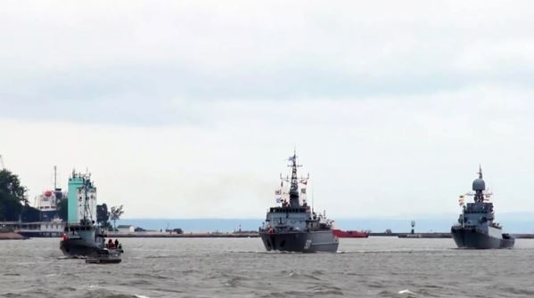 Các tàu Hạm đội Baltic trấn áp máy bay 