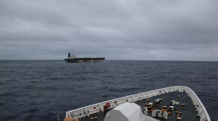 Ông Trump ban lệnh trả tự do cho hai người Nga từ tàu dầu 