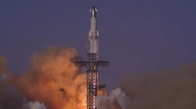 Truyền thông chỉ ra cuộc cạnh tranh giữa các tỷ phú Mỹ Musk và Bezos trong việc khai phá Mặt Trăng