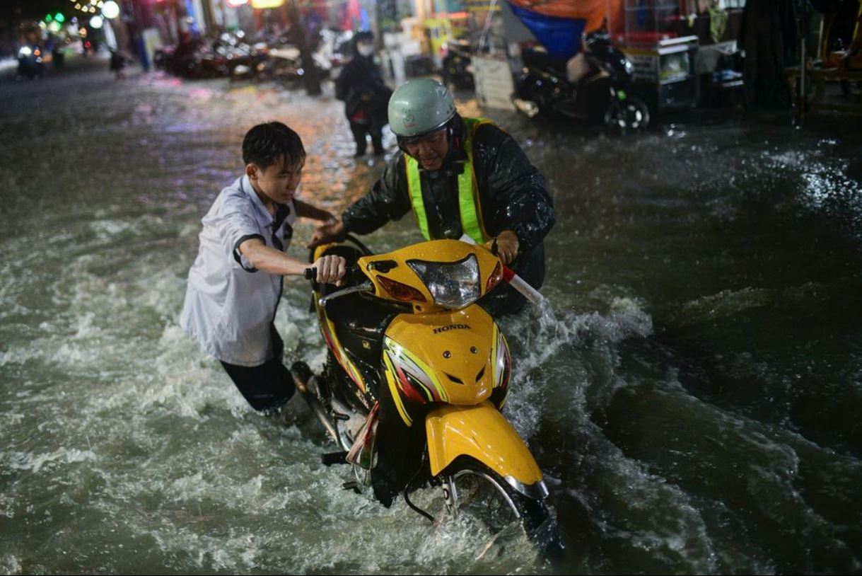 Vì sao nhiều thành phố mưa liên tục như trút nước?