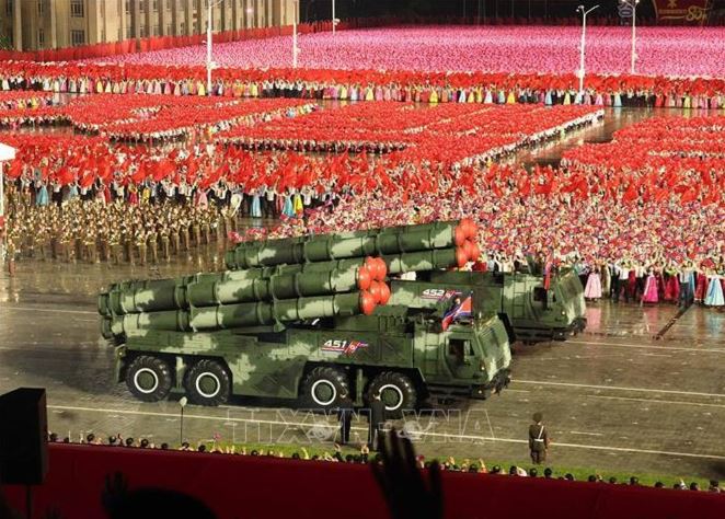 Triều Tiên ra mắt ICBM mới trong lễ duyệt binh hoành tráng