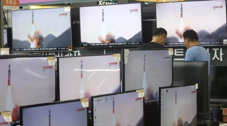 Triều Tiên phóng 10 tên lửa đạn đạo về phía Biển Nhật Bản