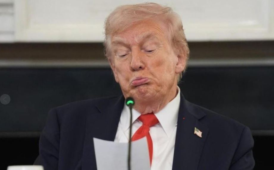 Khoảnh khắc ông Trump nhận mẩu giấy nhỏ trước thời điểm 'lịch sử' của Trung Đông