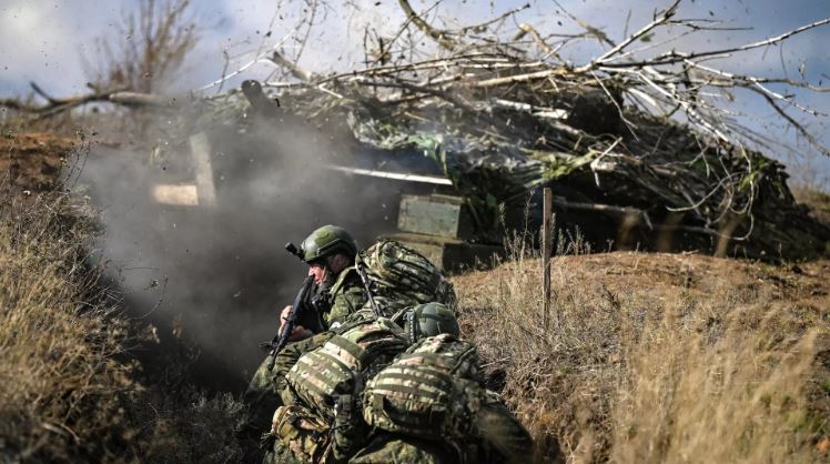 Chiến sĩ Nga cứu đồng đội bị thương dưới đòn tấn công của quân Ukraina