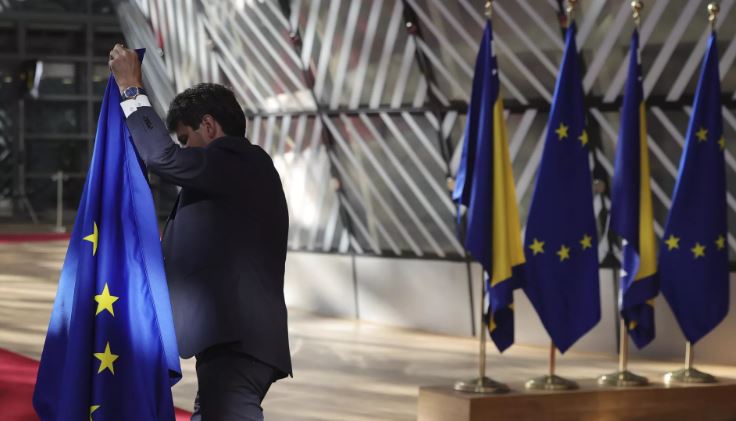 Phương Tây giáng đòn sau lưng Ukraina