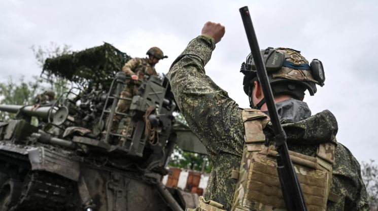 “Bên bờ vực sụp đổ