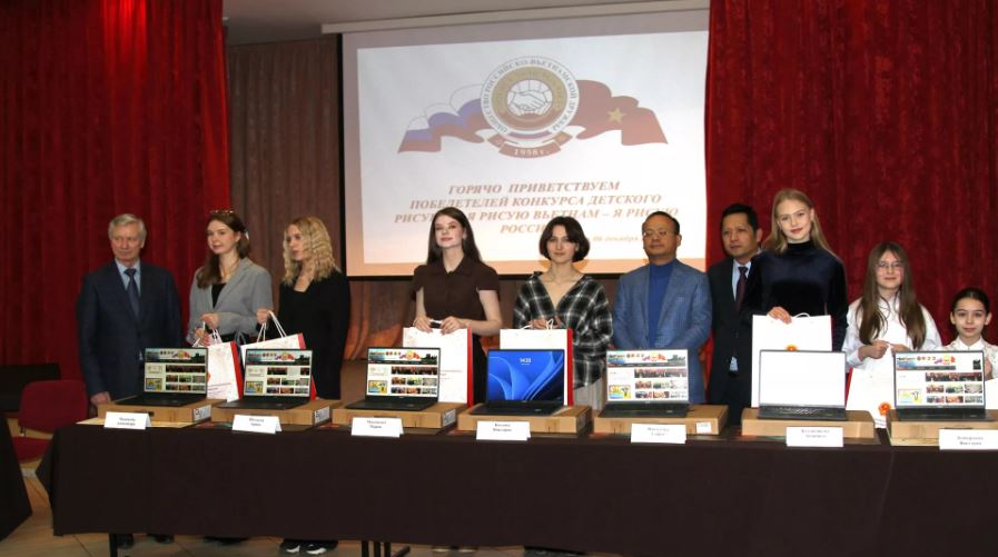 Vẻ đẹp Việt Nam trong tranh vẽ của thanh, thiếu niên Nga