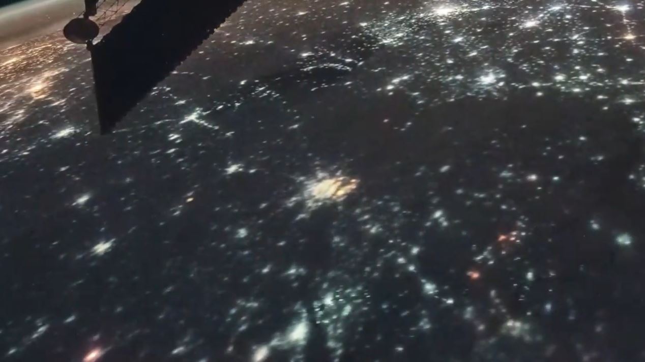 Hình ảnh hiếm ghi lại quỹ đạo bay của hàng chục tên lửa Nga từ không gian