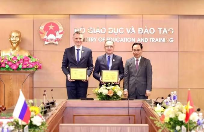 Bộ GD&ĐT trao Kỷ niệm chương 'Vì sự nghiệp giáo dục' cho 5 cán bộ Liên bang Nga