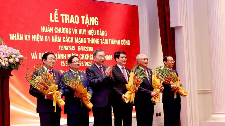 Ông Lương Cường, Phạm Minh Chính nhận Huân chương Hồ Chí Minh
