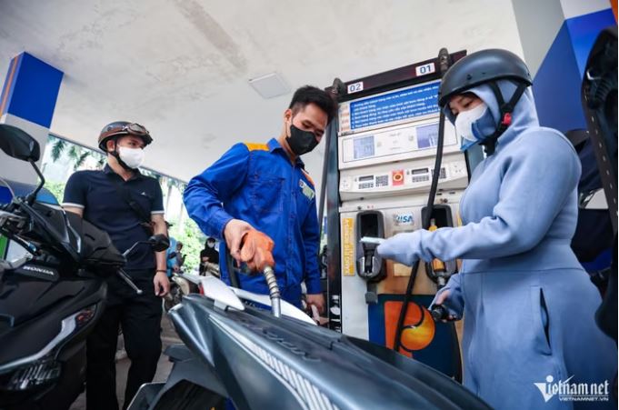 Giá xăng dầu đồng loạt tăng, dầu diesel vượt 30.000 đồng/lít