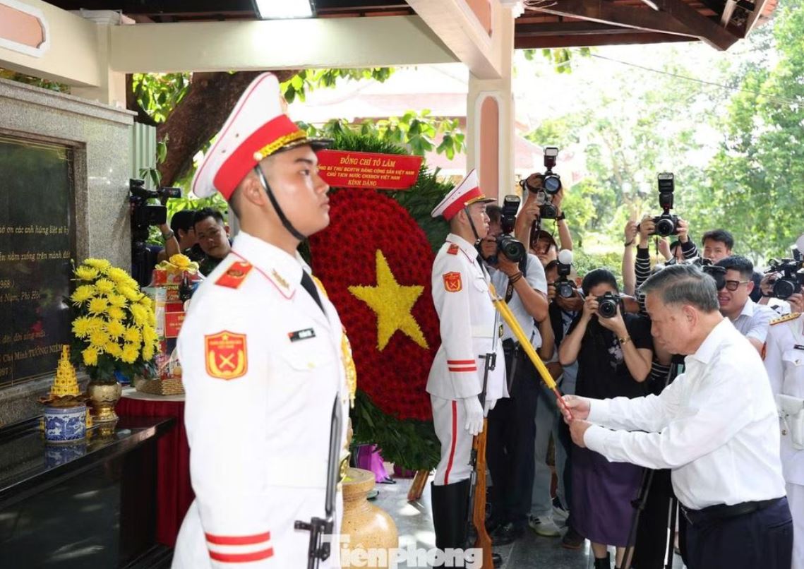 Tổng Bí thư, Chủ tịch nước Tô Lâm dâng hoa, dâng hương tưởng niệm Anh hùng liệt sĩ tại công viên Lê Thị Riêng