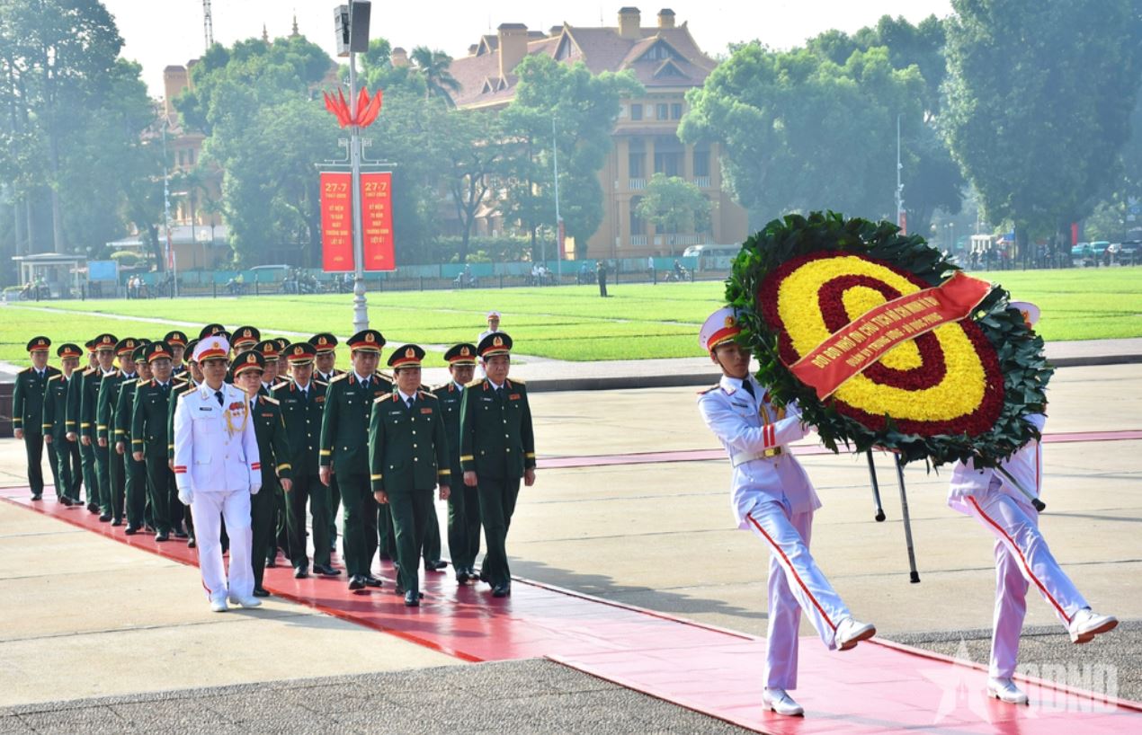 Lãnh đạo Đảng, Nhà nước vào Lăng viếng Chủ tịch Hồ Chí Minh và tưởng niệm các Anh hùng liệt sĩ