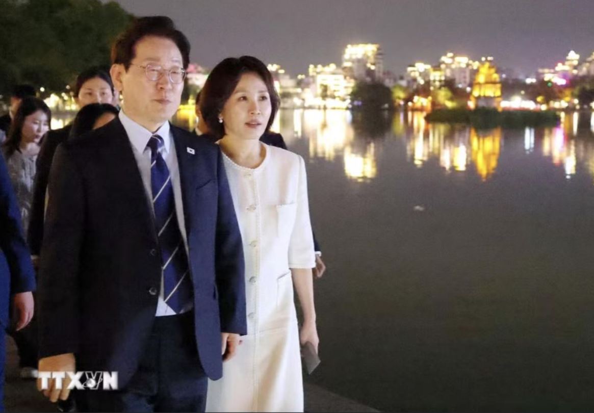 Tổng thống Hàn Quốc và Phu nhân dạo hồ Hoàn Kiếm, thưởng thức kem Thủy Tạ