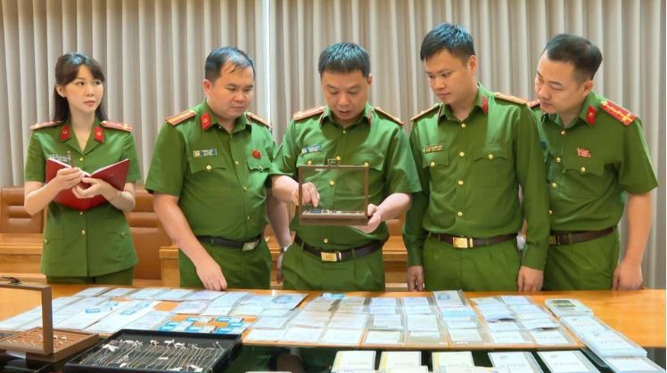 Đường dây đưa hơn 3.400 viên kim cương nhập lậu vào hệ thống SJC