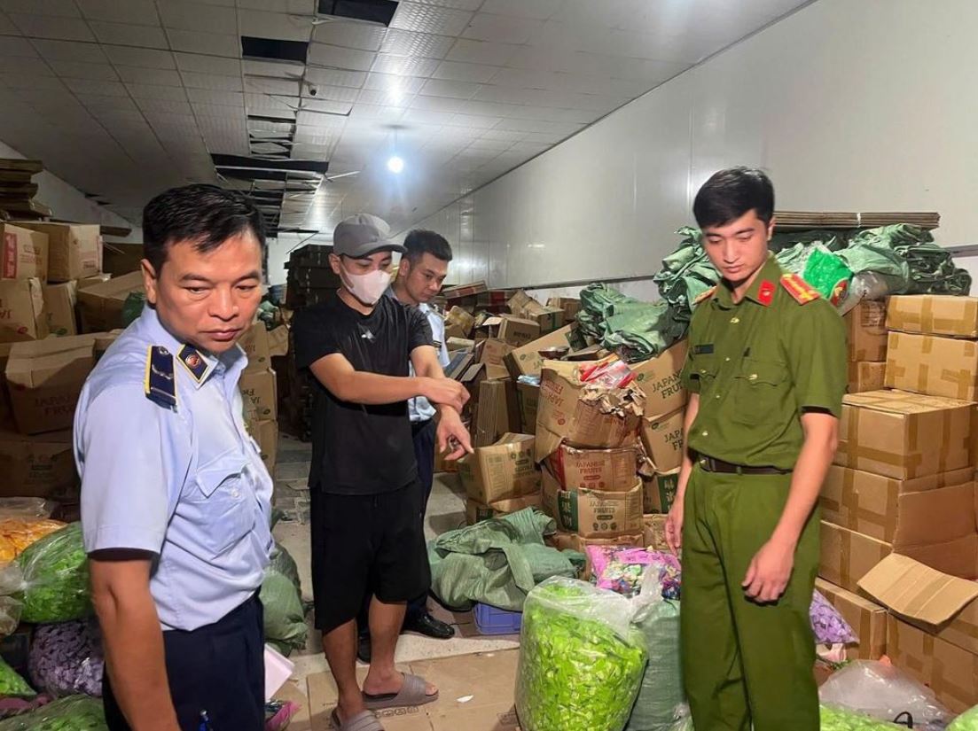 Phát hiện gần 20 tấn bánh kẹo, nước uống giả, Công an Hà Nội công bố hình ảnh