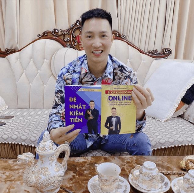 Khám xét nơi ở của Huấn Hoa Hồng