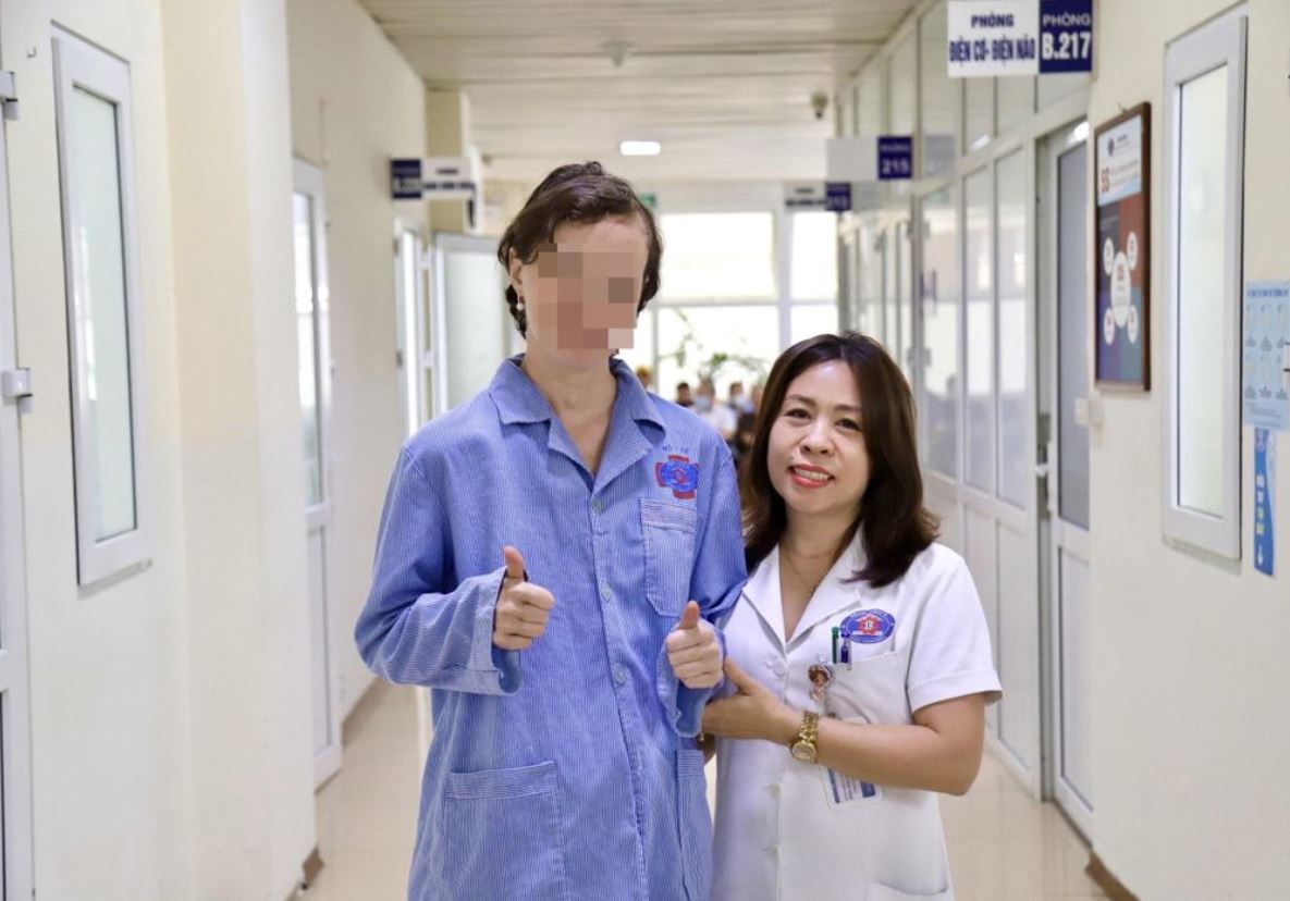 Bác sĩ Việt cứu nữ bệnh nhân Nga khỏi nguy cơ liệt vì khối u não khổng lồ