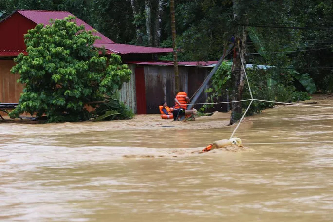 Hơn 30 người thương vong do bão số 5
