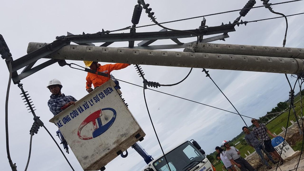 Vì sao bão không lớn nhưng hơn 400 cột điện bị gãy?