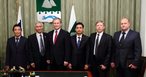 Tổng Lãnh sự Việt Nam đến thăm và làm việc tại Urals