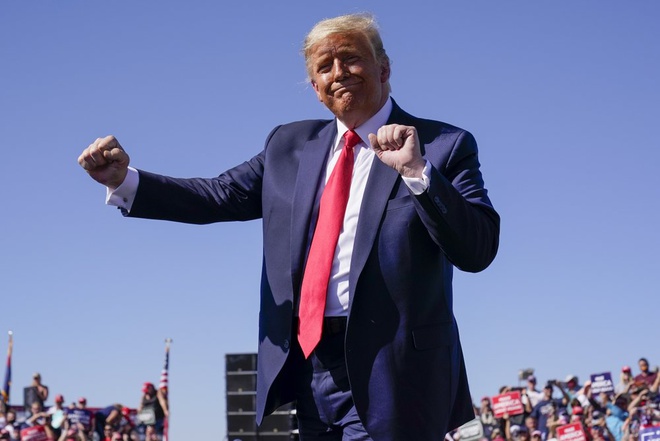 Phe ông Trump chi tiêu lãng phí gần 1 tỷ USD dẫn tới 'cạn tiền'