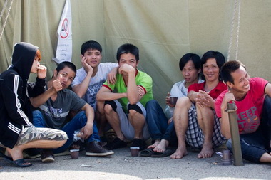 Tin ảnh: Sinh hoạt của lao động người Việt trong khu tạm giữ