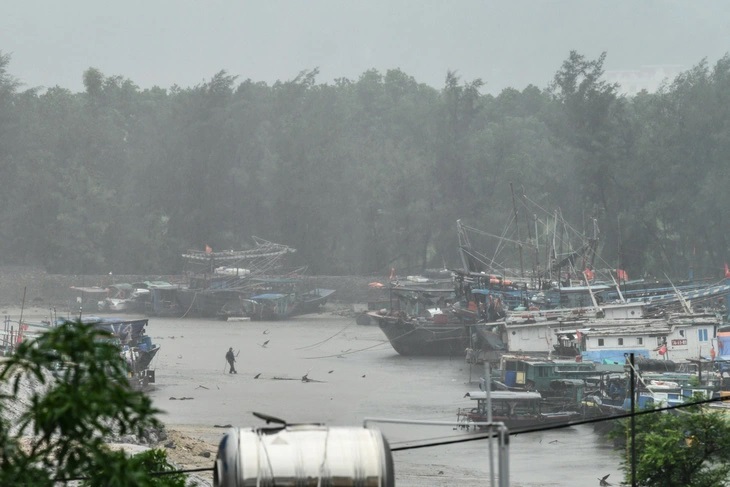 Bão số 2 đang đổ bộ vào Quảng Ninh - Hải Phòng