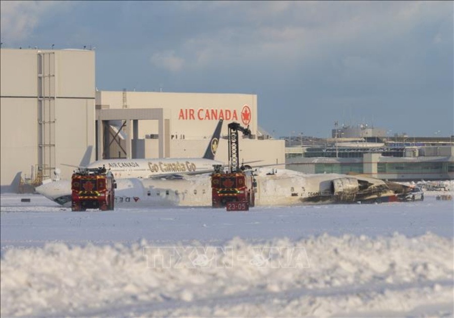 Canada: Tìm thấy hộp đen của máy bay lật ngửa khi hạ cánh