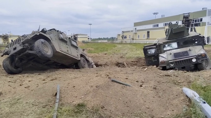 Xe bọc thép HMMWV bị máy bay không người lái Nga bắn hạ