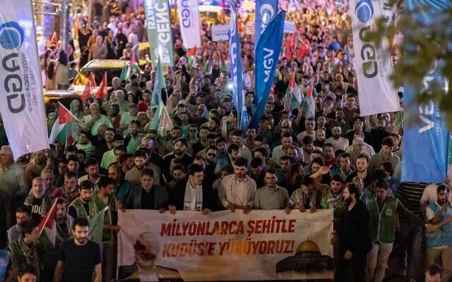 Hàng nghìn người dân Istanbul (Thổ Nhĩ Kỳ) tuần hành lên án vụ ám sát thủ lĩnh Hamas Haniyeh