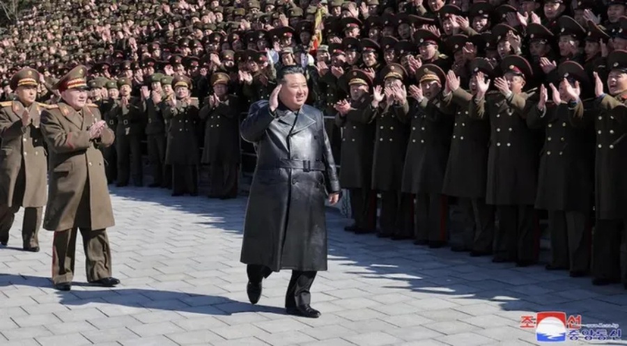 Chủ tịch Triều Tiên Kim Jong Un nói vũ khí chỉ là 'đồ sắt' nếu không có tư tưởng