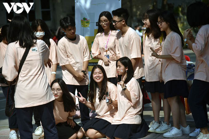 Học sinh Hà Nội hào hứng ngày tựu trường năm học đặc biệt mùa Covid-19