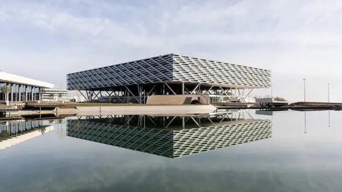 Trụ sở chính của Adidas tại Đức bị đột kích