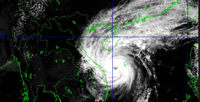 Bão số 13 đang gây mưa lớn và gió mạnh tại các tỉnh miền Trung