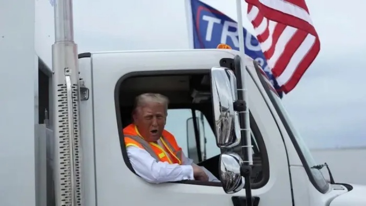 Ông Trump bất ngờ xuất hiện trên xe rác