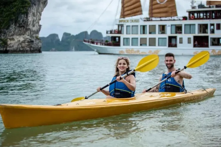 Du thuyền đãi bia Hạ Long đón 4.500 khách của tỷ phú Ấn Độ