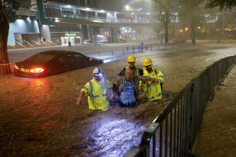 Đường phố Hong Kong vắng lặng, người dân đóng chặt cửa vì sợ siêu bão Yagi