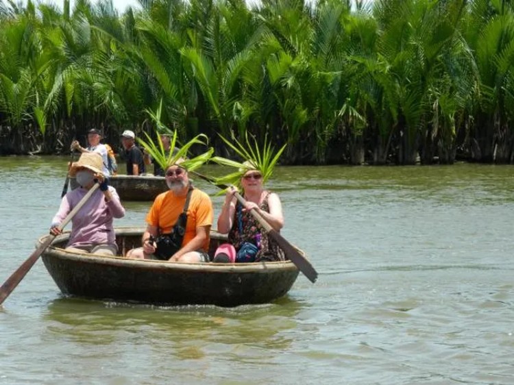 Tham quan du lịch bằng thuyền thúng lọt top trải nghiệm trên thuyền thú vị nhất thế giới